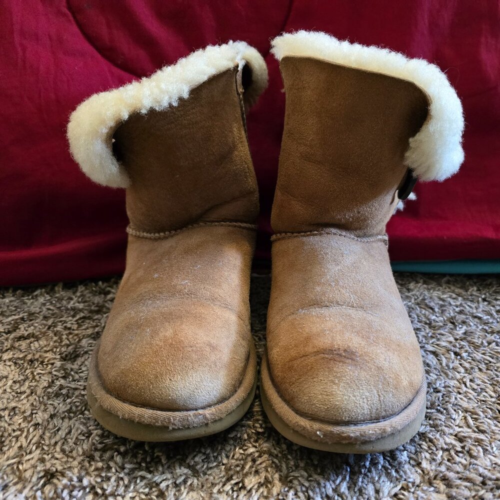 UGG Button Bailey Boot US 6